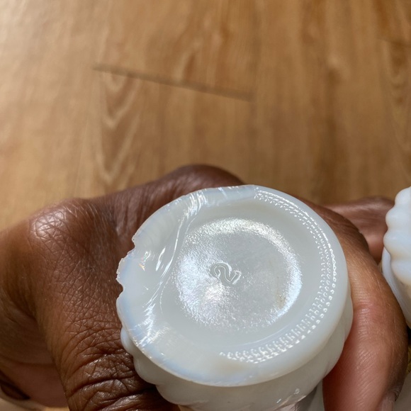 Vintage milk glass salt & pepper shakers - Picture 7 of 9